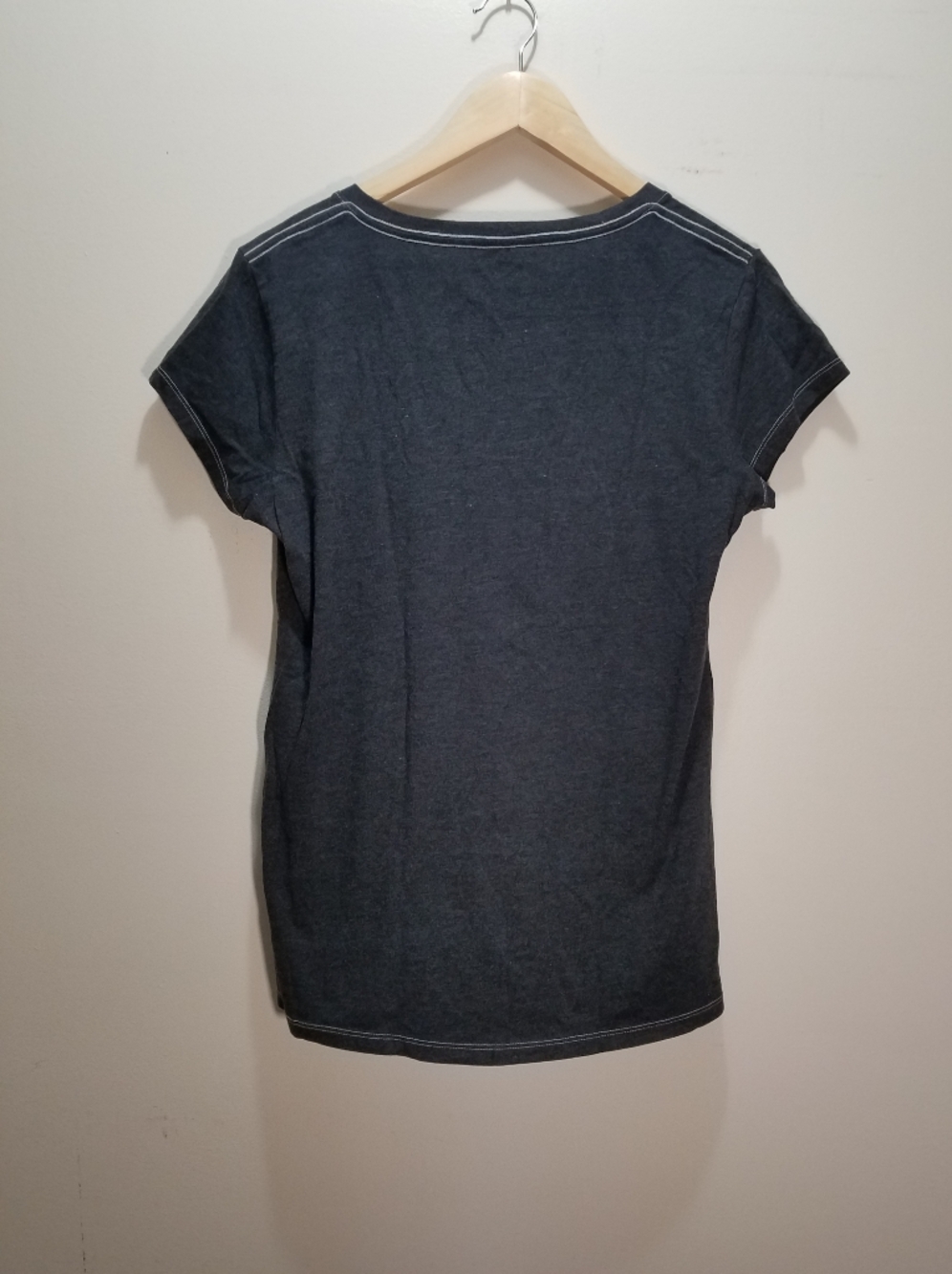 Disney Black Women's XL Short Sleeve Tee V-Neck Peter Pan Neverland Wendy - Picture 3 of 5